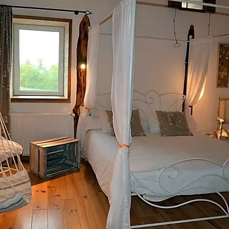 Le Jardin Des Pierres Brunes Bed & Breakfast 3*