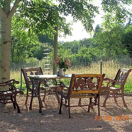 Le Jardin Des Pierres Brunes Bed & Breakfast 3*
