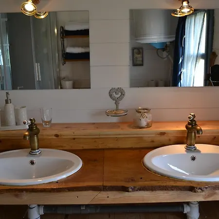 Le Jardin Des Pierres Brunes Bed & Breakfast 3*